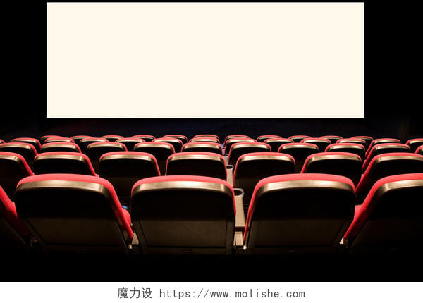 后面的一个电影剧院与一个白色的屏幕空红色座位